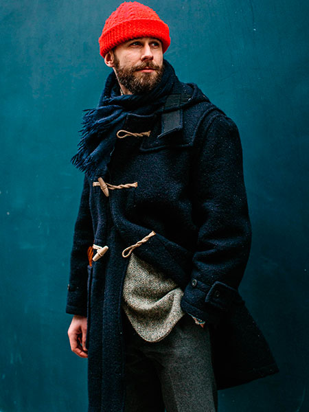 Mannelijke duffelcoat met een sjaal en een muts