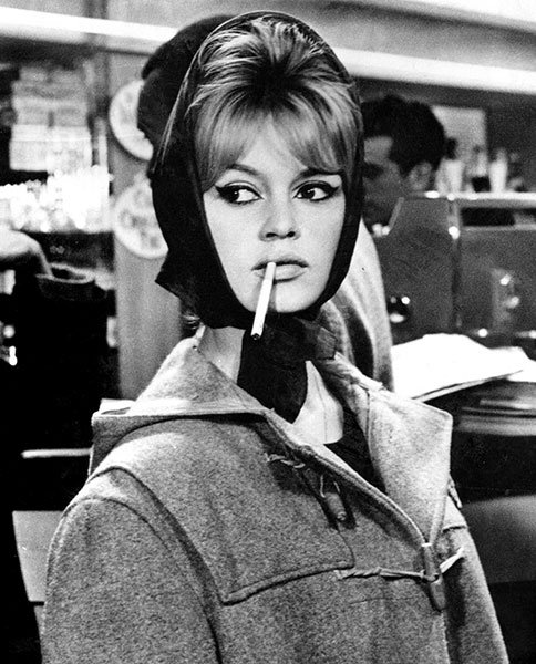 Brigitte Bardot v duffle coatu