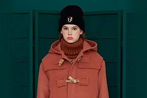 Combining a duffle coat with women’s headwear: what is and what isn’t allowed