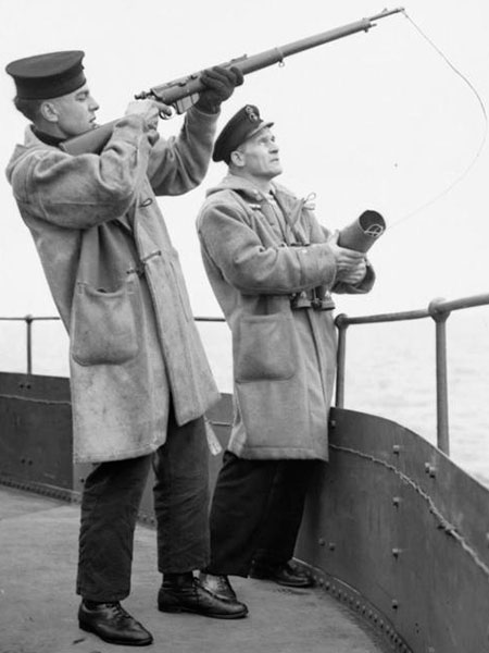 Ein Seemann und ein Offizier in Dufflecoats